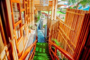 WILLOW INN في دودوما: إطلالة علوية على مبنى ذو ممشى أخضر