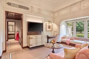 TV a/nebo společenská místnost v ubytování Mementos by ITC Hotels Jaipur