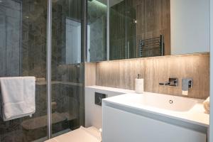 un bagno con lavandino e doccia di Del Mar Beachfront 'C' 2 Bedroom Residence a Limassol Altre 27 foto