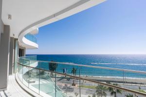 een balkon met uitzicht op de oceaan bij Delmar Beachfront 2 Bedrooms Residence in Limassol
