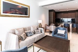 un soggiorno con divano e sedie di Del Mar Beachfront 'C' 2 Bedroom Residence a Limassol