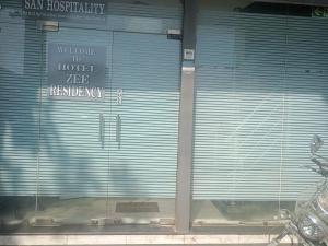 uma vitrine da frente da loja com um sinal em Hotel Zee Residency by SAN Hospitality em Mumbai