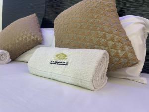 una pila de toallas sentadas encima de una cama en 40 40 Accommodation, en Matola