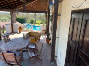 eine Terrasse mit einem Tisch und Stühlen auf einer Terrasse in der Unterkunft Agriturismo Villa Pina in Lizzanello