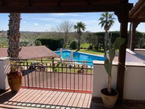 een balkon met uitzicht op een zwembad bij Agriturismo Villa Pina in Lizzanello