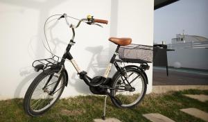 een fiets met een mand aan een muur bij VILLA ANYWAY CONIL Un lujo frente al mar in Conil de la Frontera