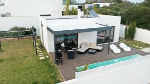 een luchtfoto van een huis met een zwembad bij VILLA ANYWAY CONIL Un lujo frente al mar in Conil de la Frontera