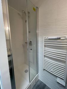 eine Dusche mit Glastür im Bad in der Unterkunft Duplex 4 pièces, 3 chambres in Ivry-sur-Seine