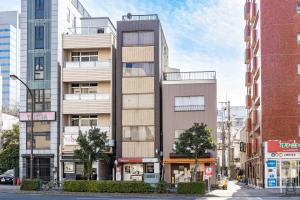 um edifício de apartamentos numa rua da cidade em HOTEL HARE BARE 3min walk from Kiba Station em Tóquio