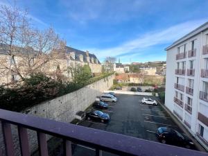 una vista de un aparcamiento con coches aparcados en Le P'tit Anatole - Joli T2 avec parking, en Poitiers