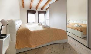 1 dormitorio con 2 camas y espejo en Le Dolci Mura Montagnana, en Montagnana