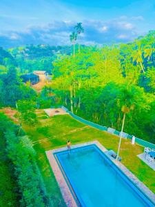 una vista aérea de una piscina en un patio en Hanthana SK Paradise en Gampola