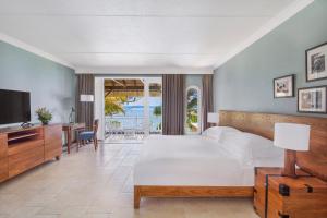 TV a/nebo společenská místnost v ubytování Outrigger Mauritius Beach Resort