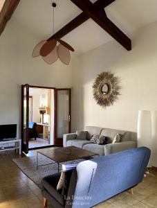 uma sala de estar com um sofá e uma mesa em Maison de la forêt em Arès