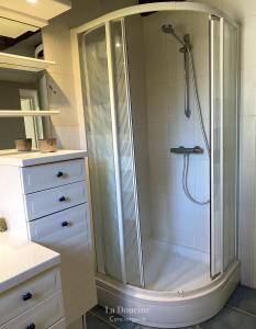 um chuveiro com uma porta de vidro na casa de banho em Maison de la forêt em Arès