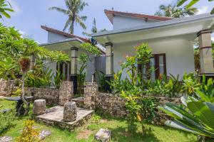 una casa con un jardín delante de ella en Gapul pinpilinPauxa en Nusa Penida