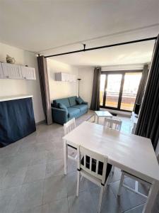 sala de estar con mesa y sofá en Réf 561 Seignosse océan , Studio classé 1 étoile à 200m de la plage avec garage en sous sol , 3 personnes, en Seignosse