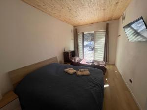 1 dormitorio con 2 camas y ventana en Wild Side, en Mollia