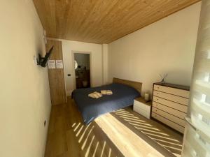 a bedroom with a bed and a wooden ceiling at Wild Side in Mollia