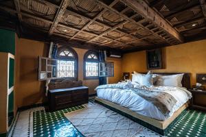 Postel nebo postele na pokoji v ubytování Hotel Riad Xaluca + 37 fotografií
