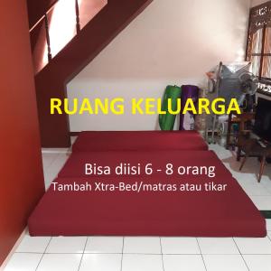 un escenario con dos risers rojos en una habitación en Homestay Cendana Candi 1 Kudus en Kudus