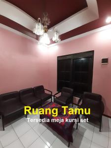 a living room with a couch and a table at Homestay Cendana Candi 1 Kudus in Kudus