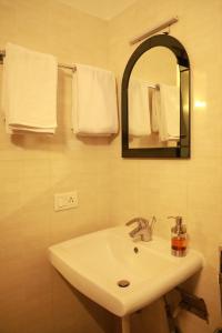 ZIONS AIRPORT HOTEL AND APERTMENT! Near Kempegowda International Airport tesisinde bir banyo