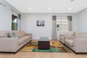 Sala de estar con 2 sofás y mesa de centro en Top Villas - Encore Resort 1528, en Orlando