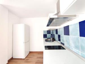 eine Küche mit blauen und weißen Fliesen an der Wand in der Unterkunft Pozo Wave Properties in Pozo Izquierdo