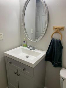 W łazience znajduje się umywalka i lustro. w obiekcie Blessing Home IN w mieście Indianapolis
