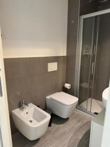 uma casa de banho com um WC, um lavatório e um chuveiro em ROMOLO 24-TRIESTE CENTER em Trieste