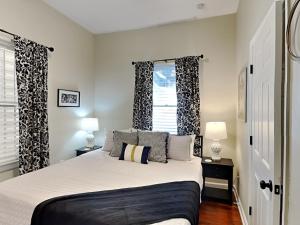 1 dormitorio con 1 cama y 2 ventanas en Barnard Row 1406 en Savannah