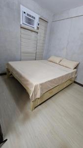מיטה או מיטות בחדר ב-Serene Escape: Near BGC & NAIA