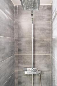 a tiled shower with a table in a bathroom at Chambres privées, au cœur des sites olympiques in Saint-Denis +16 photos