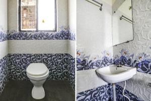 2 fotos de un baño con aseo y lavabo en FabHotel Seva Service Apartment, en Nagpur