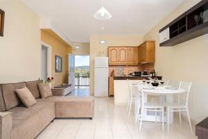 Η κουζίνα ή μικρή κουζίνα στο Zante's Azure Nest - Serene Summer Getaway +19 φωτογραφίες