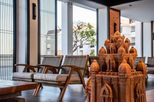 un modelo de madera de edificio en una habitación en Muine Bay Resort, en Mui Ne