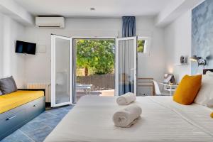 ein Schlafzimmer mit einem großen Bett mit Handtüchern darauf in der Unterkunft Casa la Naranja Boutique B&B in Pedreguer