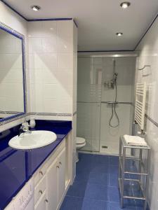 a bathroom with a sink and a shower at Mundaka bihotzean con parking gratuito in Mundaka