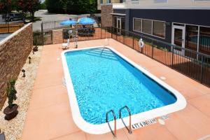 ein großer Pool in einem Gebäude mit einem Gebäude in der Unterkunft Fairfield Inn & Suites by Marriott Raleigh Capital Blvd./I-540 in Raleigh