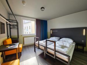 Postel nebo postele na pokoji v ubytování a&o Berlin Friedrichshain