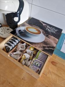 a wooden box with a cup of coffee and a magazine at Studio confort in Fleury-les-Aubrais