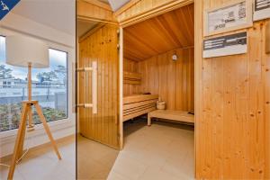 Cette chambre en bois dispose d'un banc et d'une fenêtre. dans l'établissement An der Haffküste Klippenblick, à Zirchow