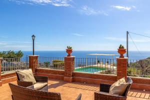 カステルモーラにあるA casa dù Rumanu - Taorminaの海の景色を望むバルコニー(椅子付)