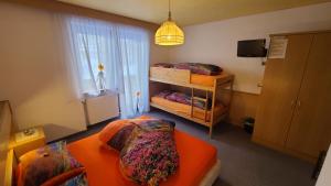 ein kleines Zimmer mit 2 Etagenbetten und einem Fenster in der Unterkunft Hotel Garni Ongaro in Selva di Cadore