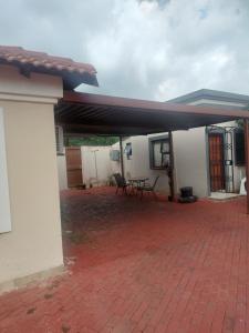eine Terrasse mit Markise an der Seite eines Hauses in der Unterkunft Lesedi Self Catering in Pretoria