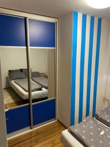 1 dormitorio con espejo y 1 cama en Villa Green en Sarajevo