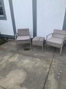 kilka krzeseł siedzących obok budynku w obiekcie Blessing Home IN w mieście Indianapolis
