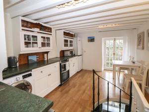 Η κουζίνα ή μικρή κουζίνα στο Bear Pit Cottage