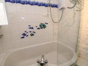 Ένα μπάνιο στο Bear Pit Cottage +27 φωτογραφίες